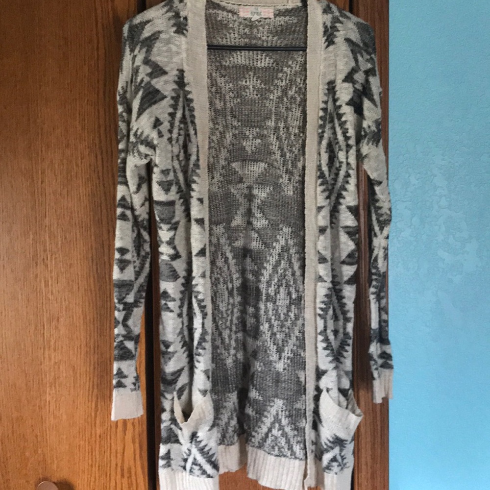 Long sleeve patterned cardigan.